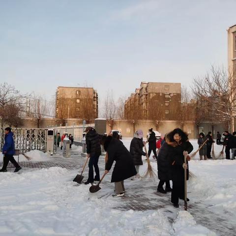 最美下雪天，最暖扫雪人——唐马路小学屈家庄校区师生扫雪除冰在行动