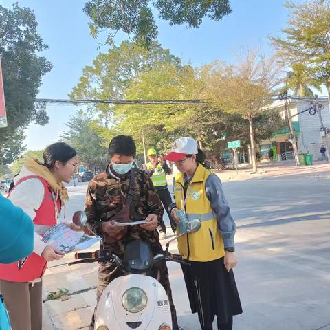 新龙镇网格员协助开展道路交通安全整治