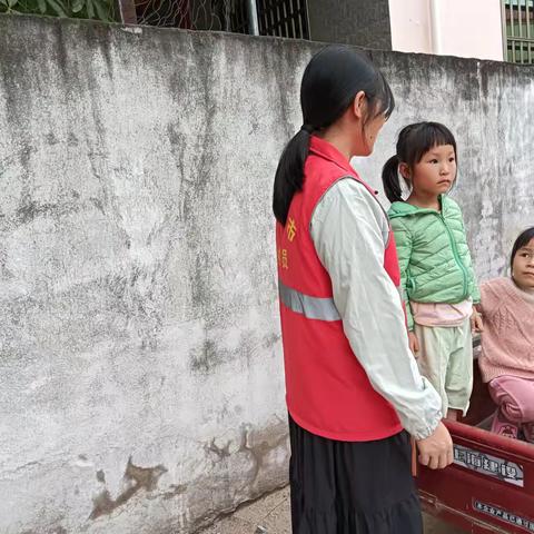 新龙镇新村网格员积极开展未成年犯罪法宣传
