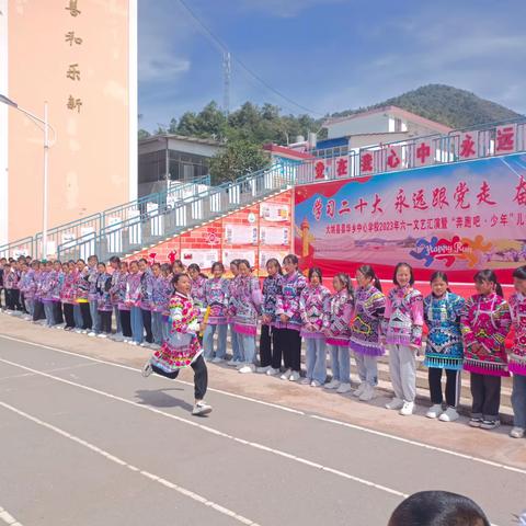 体育赛场展风采，凝心聚力向未来 ——昙华中学小学部“奔跑吧少年”拔河接力比赛