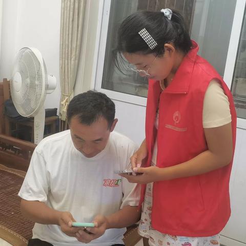 后套村新文明实践站志愿者帮助居民激活电子医保卡活动