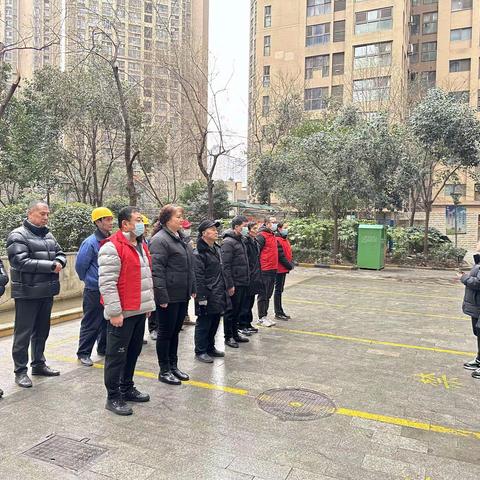 长安路街道草场坡社区排查楼道安全，清理拾荒老人家中垃圾，消除楼道安全隐患