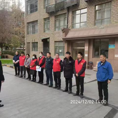 消隐患“靓”家园——草场坡社区小区邻里服务站开展楼道清理活动