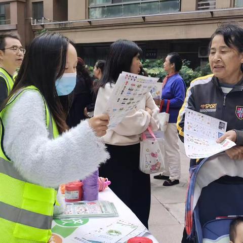 草场坡社区开展 "双节同庆话文明，垃圾分类我先行" 宣传活动
