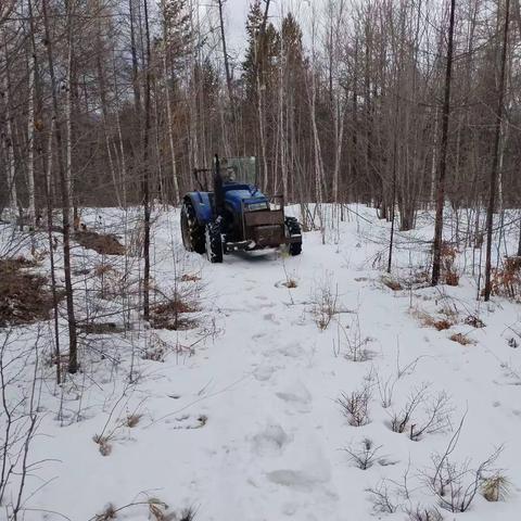 二十八站林场克服塔道雪大的困难，竭尽全力配合防火办上塔工作，历经4个小时顺利完成。