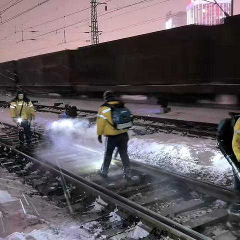 守护归途的“铁路卫士”：春节，他们与钢轨为伴