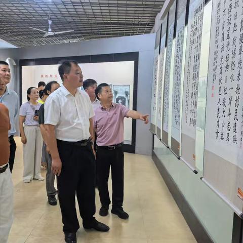 徐建平参观纪念中国人民抗日战争暨世界反法西斯战争胜利80周年书法展