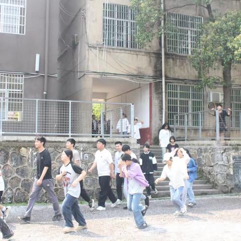 “紧急疏散演练，筑牢安全防线”——团山中学开展紧急疏散演练