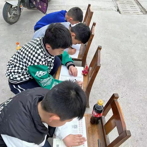 成武县永昌街道：七里口小区开展“小小微课堂，周末好去处”为主题的儿童硬笔书法活动。