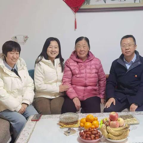 前行不忘耕耘者 新春意暖桑榆端——草坪区第五小学春节前慰问退休老校长、老教师