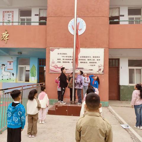 “红旗飘飘伴成长，争做优秀好少年”——任店镇王楼小学第八周升国旗