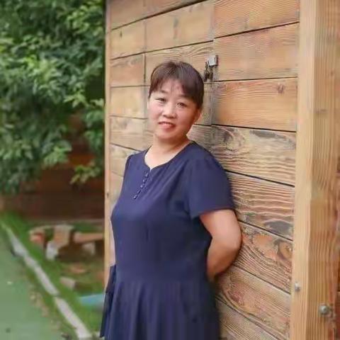 临朐县城关街道中心幼儿园【八点半枕边故事】之《一只彩色的怪兔子》