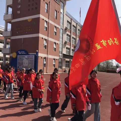 洛阳市孟津区第四实验小学开展“扣好人生第一粒扣子——学雷锋志愿服务”主题教育实践活动