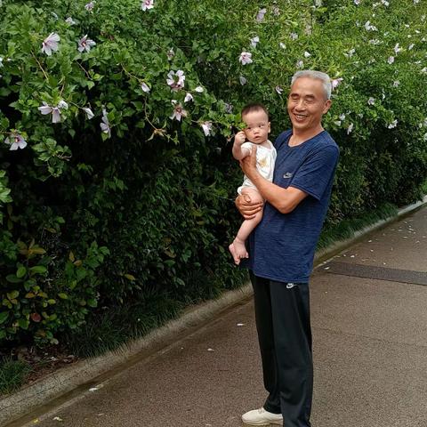 雨过天晴，爷孙同乐。