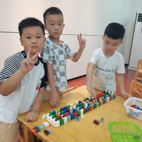 冠林雅学幼儿园第十一次机器人课--《书架》