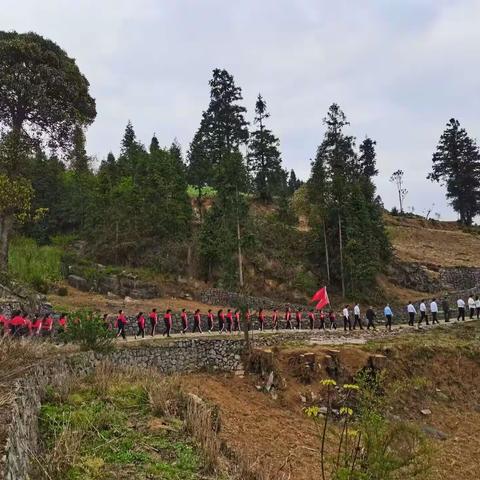 兴仁市下山镇下山小学“缅怀革命先烈 传承红色精神”主题党日活动