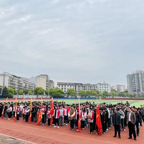 育人为本，德育先行—体艺年级举行升旗仪式暨优秀学生表彰大会