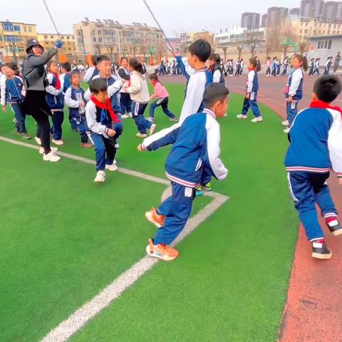 烟台街道文化小学“跃动童年，绳舞未来”春季跳绳比赛正在进行时…