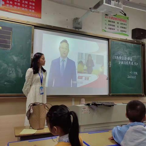 一年级组“法制教育进校园，护航青春共成长”班会