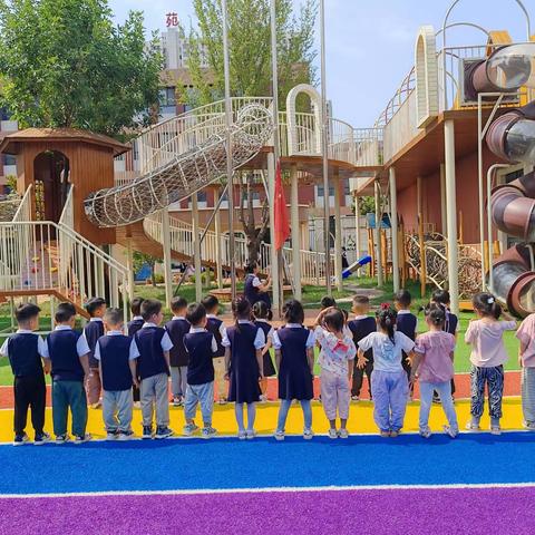 国旗飘扬，伴我成长   ——京师幼学幼儿园鲁商中心园