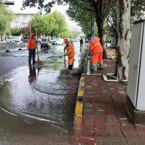 环卫雨后齐上阵 清淤除障保畅通