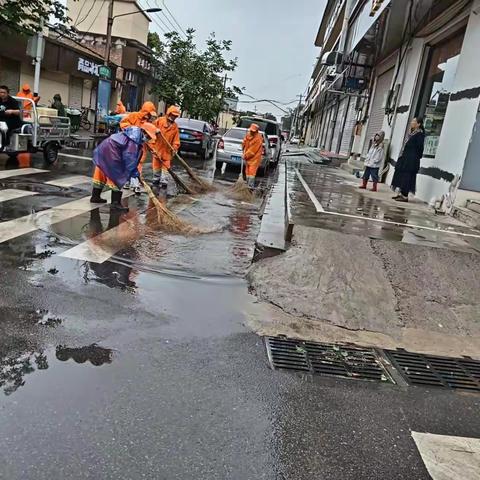 栾城环卫  全力保障雨天城区清洁与道路通畅