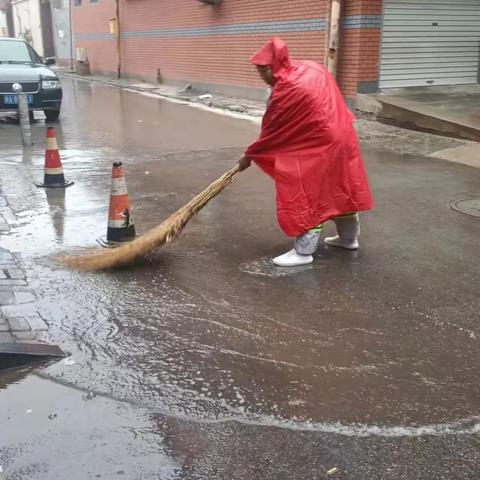 环卫工人巧作业,借雨冲刷靓市容