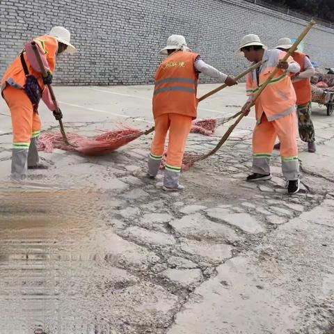 环卫工人用汗水“守护”城区美丽