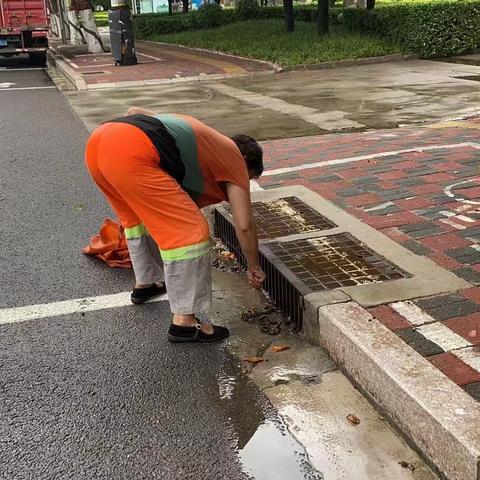 雨后保洁不放松 道路环境再提升