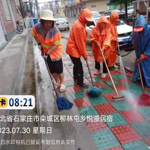 环卫工作不放松 雨中坚守靓容颜