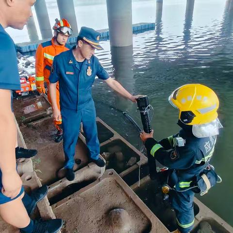 支队作战训练处雷小战处长赴奥体中心消防救援站指导防汛备汛应急救援准备工作