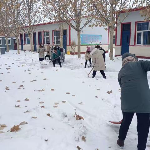 初雪满校园 扫雪护安全——宋屯完小扫雪活动