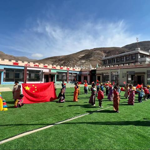 3.28百万农牧解放纪念日，克西乡修二幼儿园组织开展3·28”百万农奴解放64周年纪念日庆祝活动。