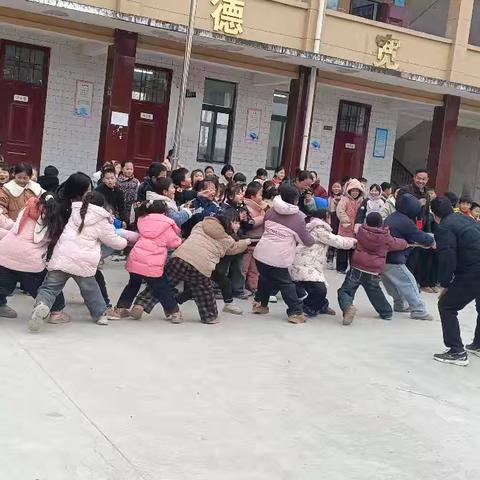阳光活动 凝心聚力——万隆乡荆科小学庆元旦拔河比赛