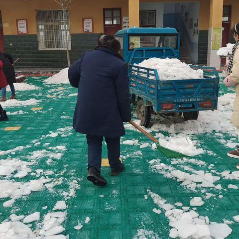 风雪满校园，扫雪护安全—卫辉市上乐村镇武庄完全小学师生扫雪行动