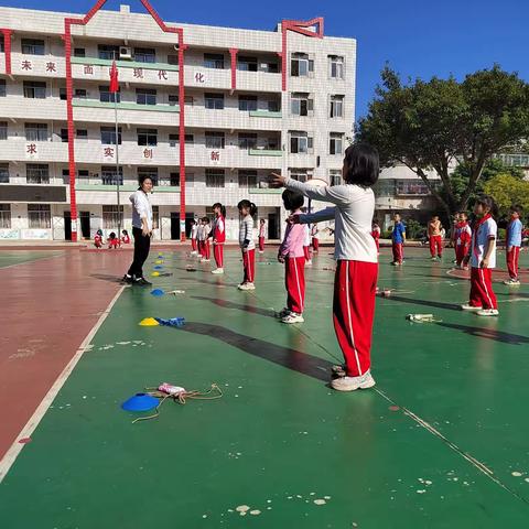 “公开课上展风采 听课评课促成长”——韶关市黄岗小学综合组秋季公开课纪实