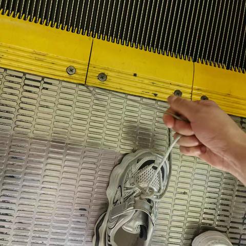 惊险一幕！患儿鞋带卡入电梯，工作人员化险为夷