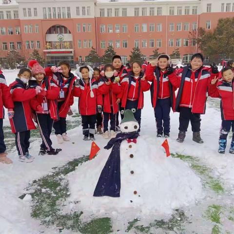 雪花纷飞扮校园，扫雪除冰暖人心——记三年一班除雪记