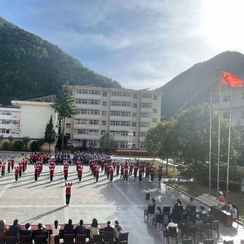 队列队形展风采，朝气蓬勃向未来——柞水县曹坪中学“庆五一”队列队形广播体操比赛活动纪实