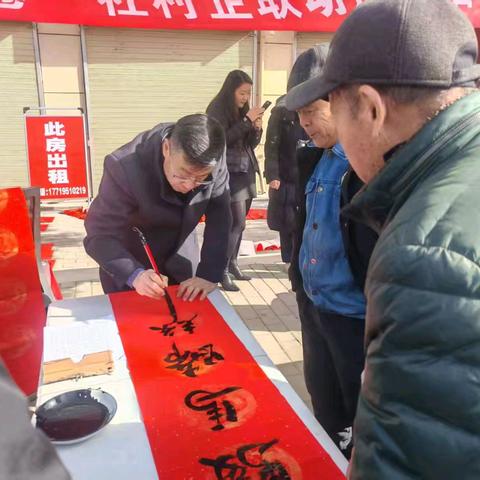 社企联动迎新春 笔墨飘香送春联