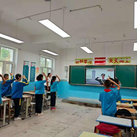 夏镇南湖小学组织观看抗战胜利80周年阅兵活动