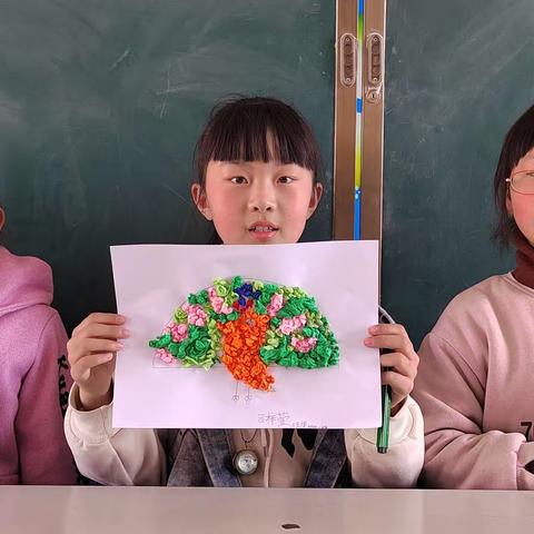 仲院小学三年级一班《魅力孔雀》