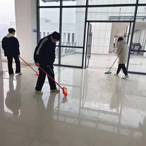 校园卫生我清扫,文明行动显担当