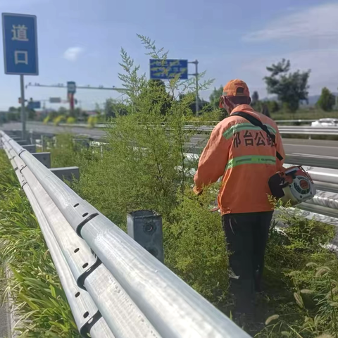 信都区公路管理站大力开展路域环境整治，以“新颜值” “新面貌” 服务“双节〞群众出行