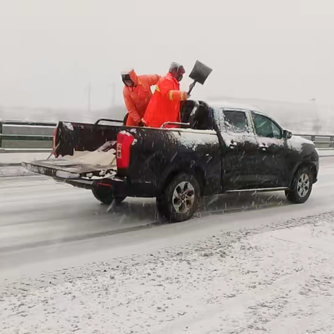 初雪“大考”显担当 全力清雪践使命