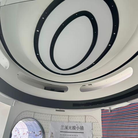 项目名称：光膜小镇客厅内部装修整改与提升项目、赛勒地块土石方清运及平整（三期）工程