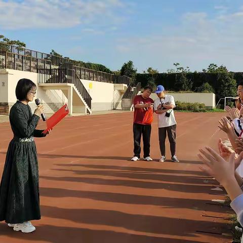 携手共进蓄势发    笑语欢歌逐浪花 阳光熠熠映心志    青春岁月伴风行 ——初二年级“搭桥过河”阳光体育活动