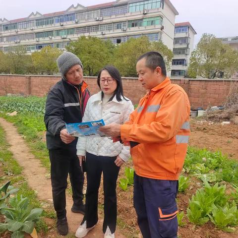 枫园社区开展铁路沿线护路联防宣传及卫生整治活动