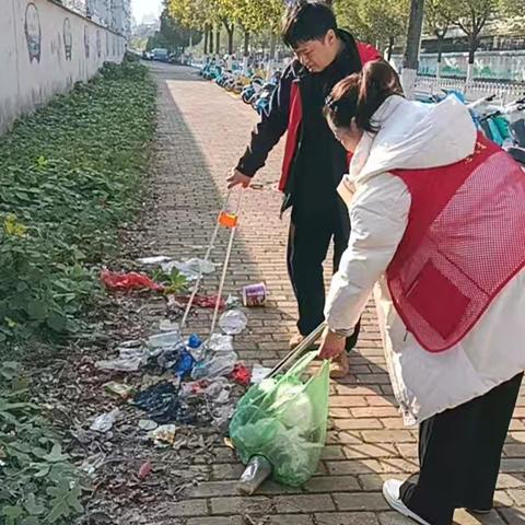 铁路边来了群“红马甲”，元旦前咱们社区干了件漂亮事儿！