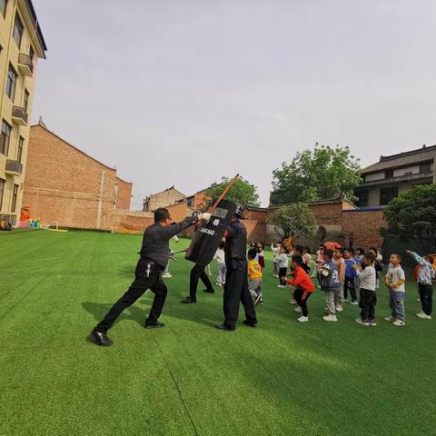 “防恐防暴演练 筑牢安全防线”二曲街道下孟幼儿园防暴演练纪实